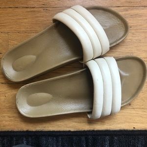 Beatrice Valenzuela slides, Size 9
